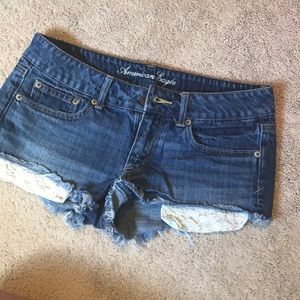 Denim shores with exposed pockets